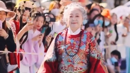 惊艳亮相！77岁奶奶穿汉服逛漫展，曾是戏曲演员