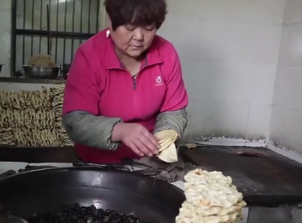 二更视频 用石头做的馍竟成网红