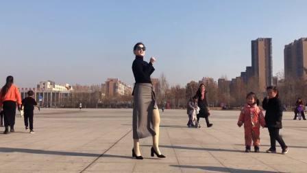 小妹妹看阿姨跳的眉飞色舞《自己也忘情的摇头晃脑》好陶醉