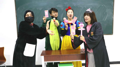 黑衣人用“黑暗旋风”阻止小美救玩偶，小美用“雷击”反击