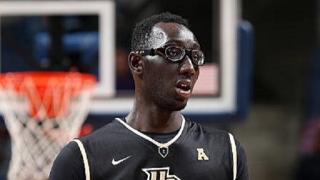 现役NBA第一高人是怎样投篮的？这投篮姿势好像在投气球一样！
