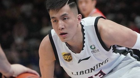 郭艾伦野球场秀球技 穿裆过人华丽运球上篮