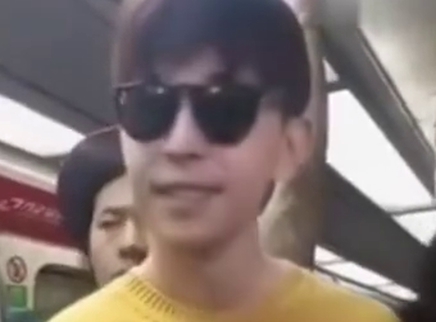娱乐新鲜爆 邓伦被粉丝的土味情话撩到害羞