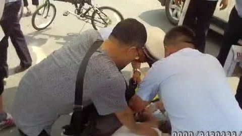 城市直通车 八旬老人骑车摔倒 民警救人