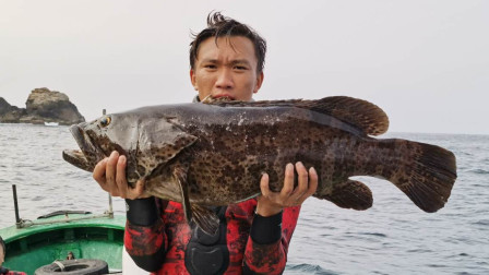 阿雷组团去深海捕鱼，在几十米深的地方，打到20多斤的极品大鱼