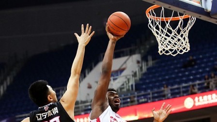 CBA 18/19赛季 青岛VS辽宁第三节：约翰逊力劈华山引领球队打出12-0小高潮
