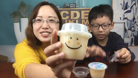梁小轩和轩妈试吃各种美食 试吃“酸奶味黄桃果冻”