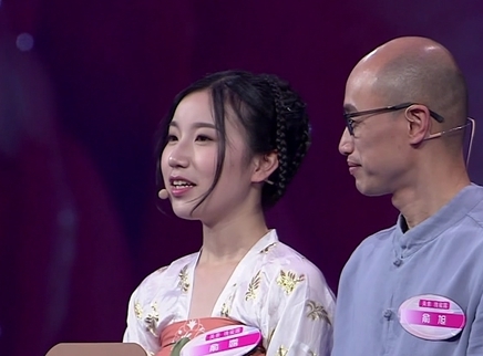 俞露身着汉服翩翩而至