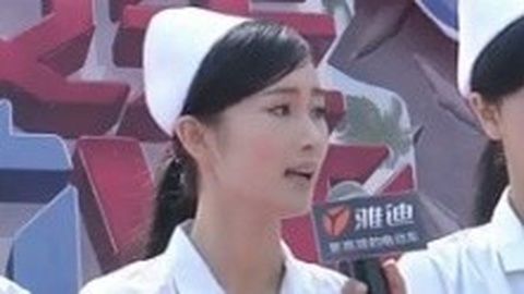 男生女生向前冲 亮丽护士闯关失败