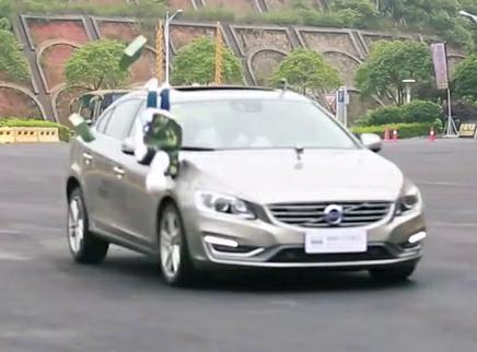 新闻大求真 开车将身体探出天窗有何危险？