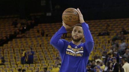 NBA热辣资讯 联盟顶级球星是如何热身的？看看库里，球迷：感觉像是在玩杂耍！