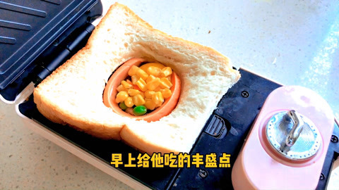 梁小轩和轩妈试吃各种美食 营养丰盛的早餐
