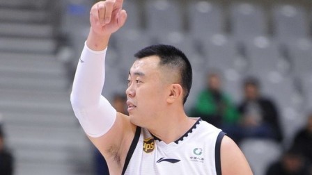 CBA 18/19赛季 辽宁VS八一第三节：韩德君披挂上阵对垒许钟豪！八一保持领先优势