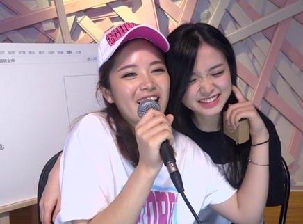 818超女聊天室 圈9金雯昕上演亲脸杀