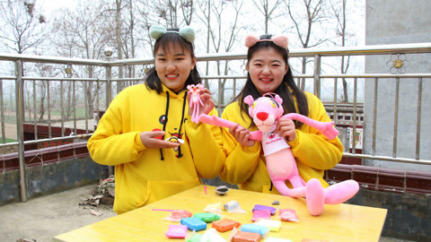 美女家务事 小晴用粘土做粉红豹