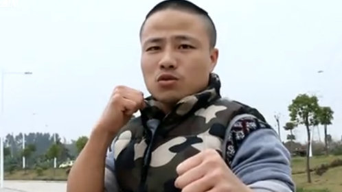 活力大冲关 转业军人从容不迫挑战闯关