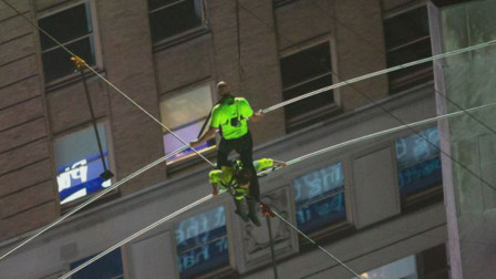 美国一对兄妹上演高空走钢丝