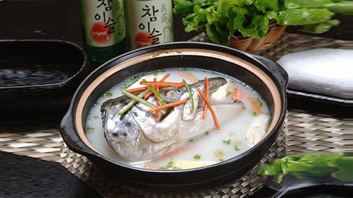 人气美食 三文鱼头来烧汤？胡椒调味更是鲜！