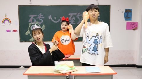 美女家务事 同学们在教室吵架，小晴用粘土做听话耳机，他们会乖乖听话吗？