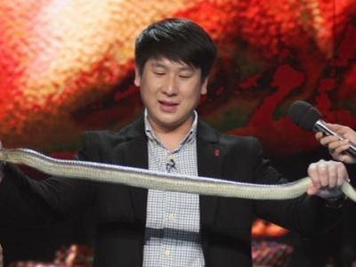 第一书记 书记现场带毒舌求支助 年迈奶奶支撑残破全家