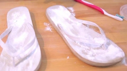 美女家务事 巧妙清洗拖鞋 美女家务事