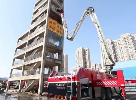 新闻大求真 破拆举高喷射消防车如何工作？