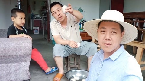 唱罢吹灯 农村大叔赶集买草帽，只花十元买一顶，你看贵不贵哟