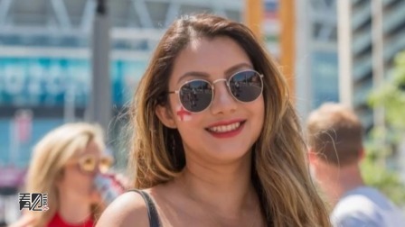 欧洲杯辣报 谁更抢镜？美女球迷现场助威英格兰vs克罗地亚