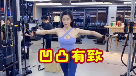 体育show 43岁演员张彤大秀健身照，透成熟女人的魅力