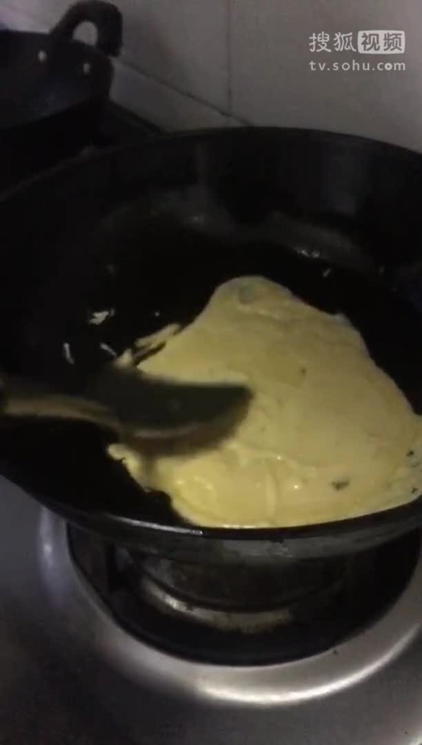 美&middot;食 不用平底锅，普通炒锅只用鸡蛋面粉也能做醇正浓香的鸡蛋摊饼，实拍全过程，三步教会你