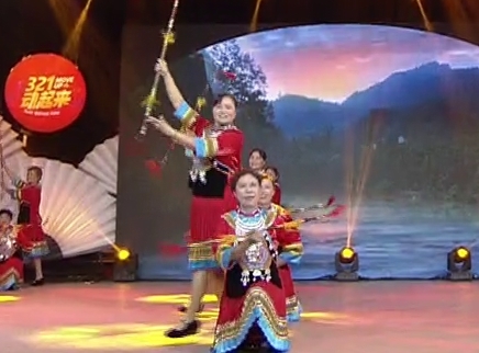 321动起来 广场舞《连厢闹苗寨》