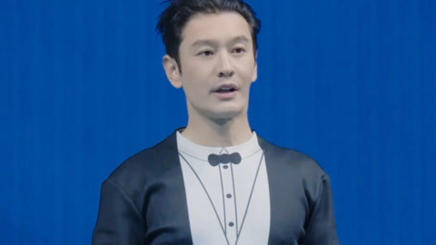 黄晓明名梗再现 比心示爱爆闪团华丽入水