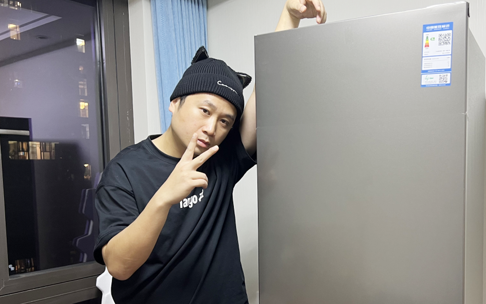 摊爸竟搬不动大冰箱？！