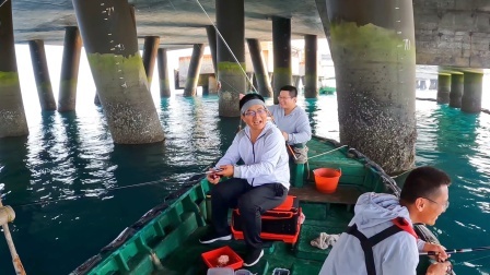 思乡渔夫赶海 渔夫仨兄弟去深海桥墩钓鱼，看阿彪表情就知道鱼多，太欢乐了