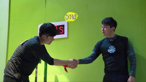 钟国霸气登场 花样撕名牌