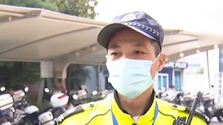 @所有人 杭州高架上轿车翻车，多人出手相救
