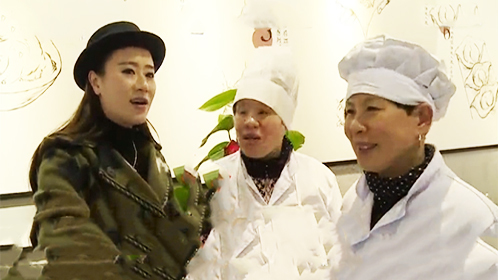 人气美食 梦花街馄饨“梦回”上海 雨中排队两个半小时