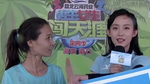 霹雳娇娃组合来袭 外国姑娘笑容甜美成功登顶