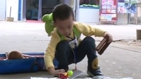 宝贝看你的 宝贝看你的之小悠悠卖力擦地 游乐园为姥姥推轮椅