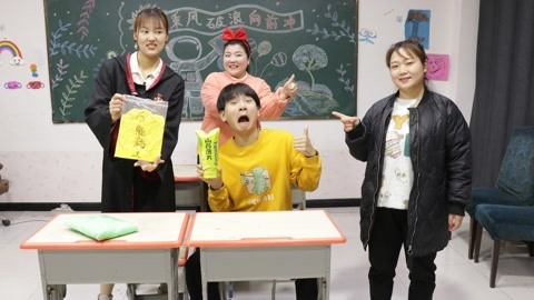 美女家务事 小晴捡到万能粘土，可以变出任何想要的东西，能变出温柔老师吗？