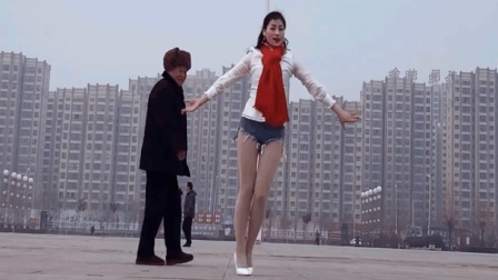 这位大叔故意从跳舞的女孩身后路过《表情逗笑我了》
