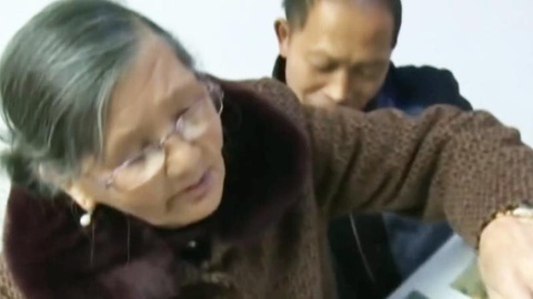 播报多看点 人老心不老  82岁老太高空跳伞