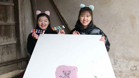 美女家务事 小晴在无硼砂泥上画画
