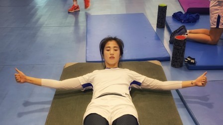 如何在室内锻炼呢？上海女足队员赵丽娜、刘洁茹带你“躺赢”