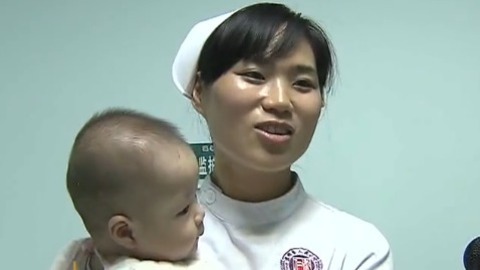 播报多看点 长沙护士邓美君 获赞最美奶妈