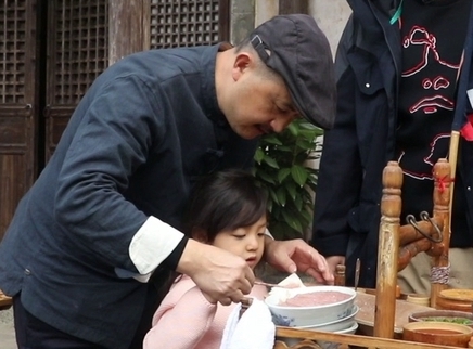 小泡芙化身“馄饨西施”