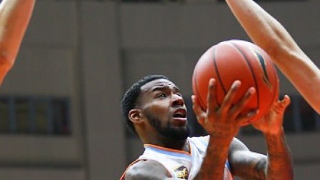 CBA 18/19赛季 四川VS新疆第二节：克劳福德逆天失衡抛射，亚当斯海底捞月挑篮看呆观众