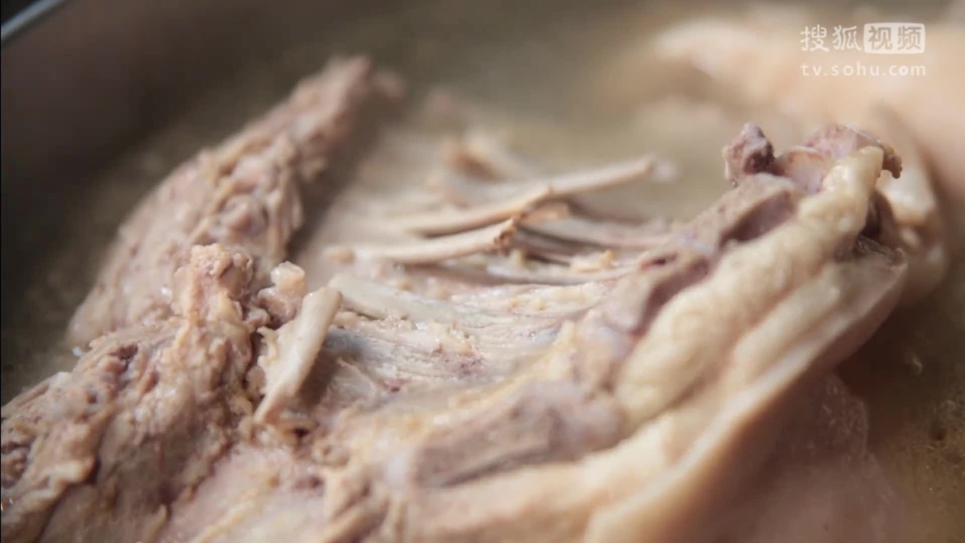 美&middot;食 不用工具简单四步就能将羊肉完全剥落下来，羊肉店老板你咋这么