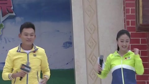 男生女生向前冲 篮球女队员来冲关