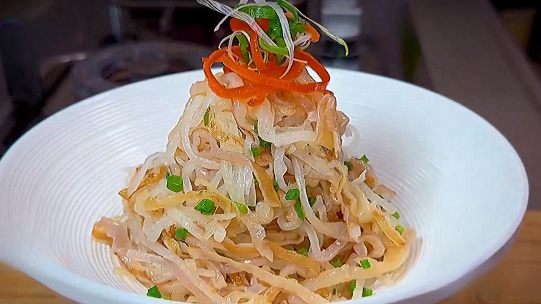 人气美食 年菜味渐浓 葱油海蜇丝